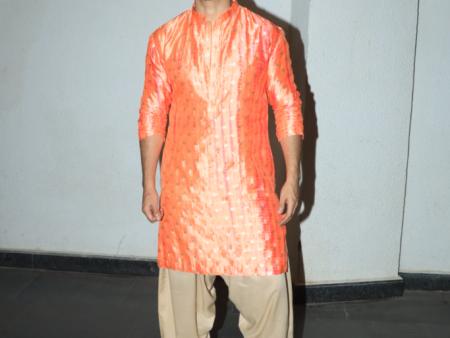 VARUN DHAWAN IN MOONGA KURTA Hot on Sale